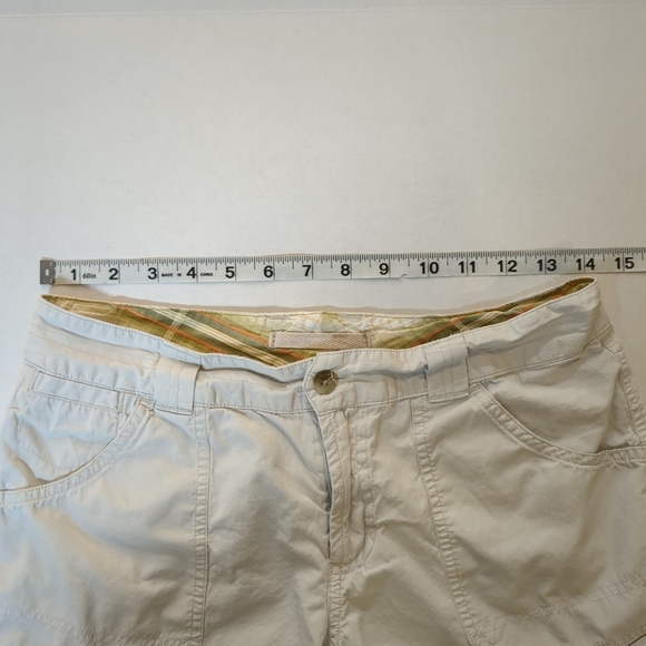 Columbia Women's Cream Shorts , Size 6 - Picture 3 of 7